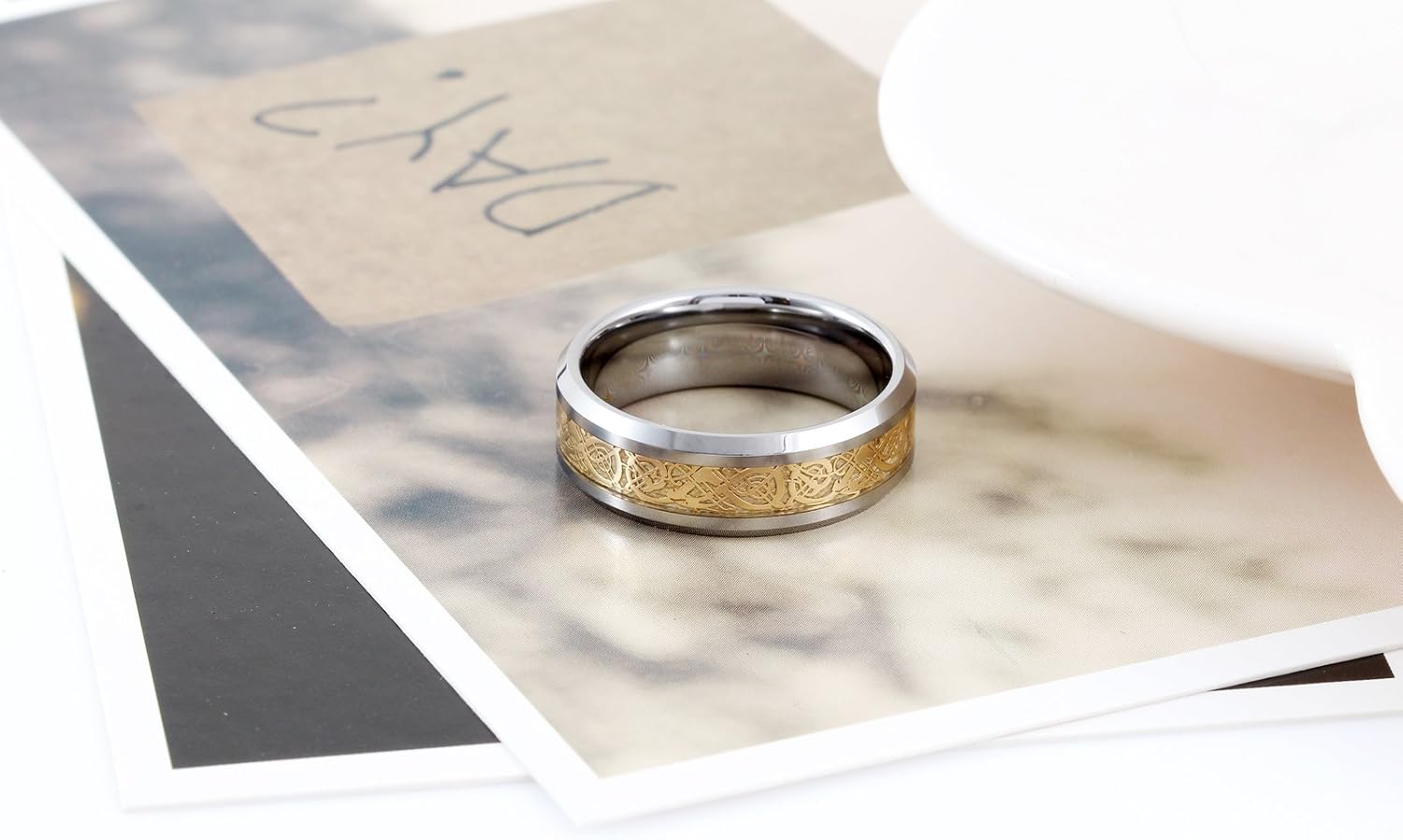 Thumbnail 4 de JewelryWe Herren Wolframcarbid Ring mit keltischem Drachen-Inlay, 8 mm Bandbreite, Größe 49–76