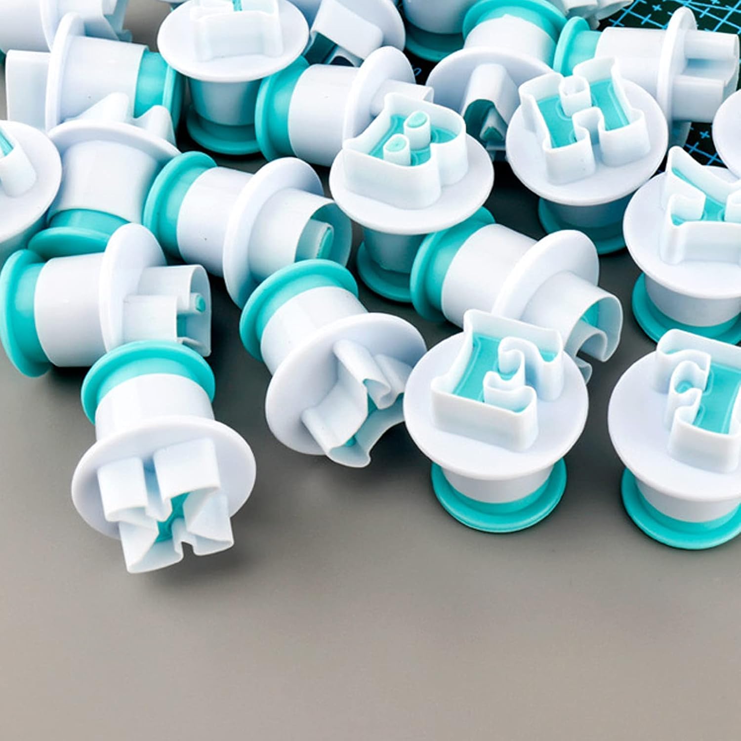 Detalle 2 de 26 Pieces Alphabet Cookie Cutter and Letter Stamps Set for Fondant, Cake Decorating and Biscuit Making