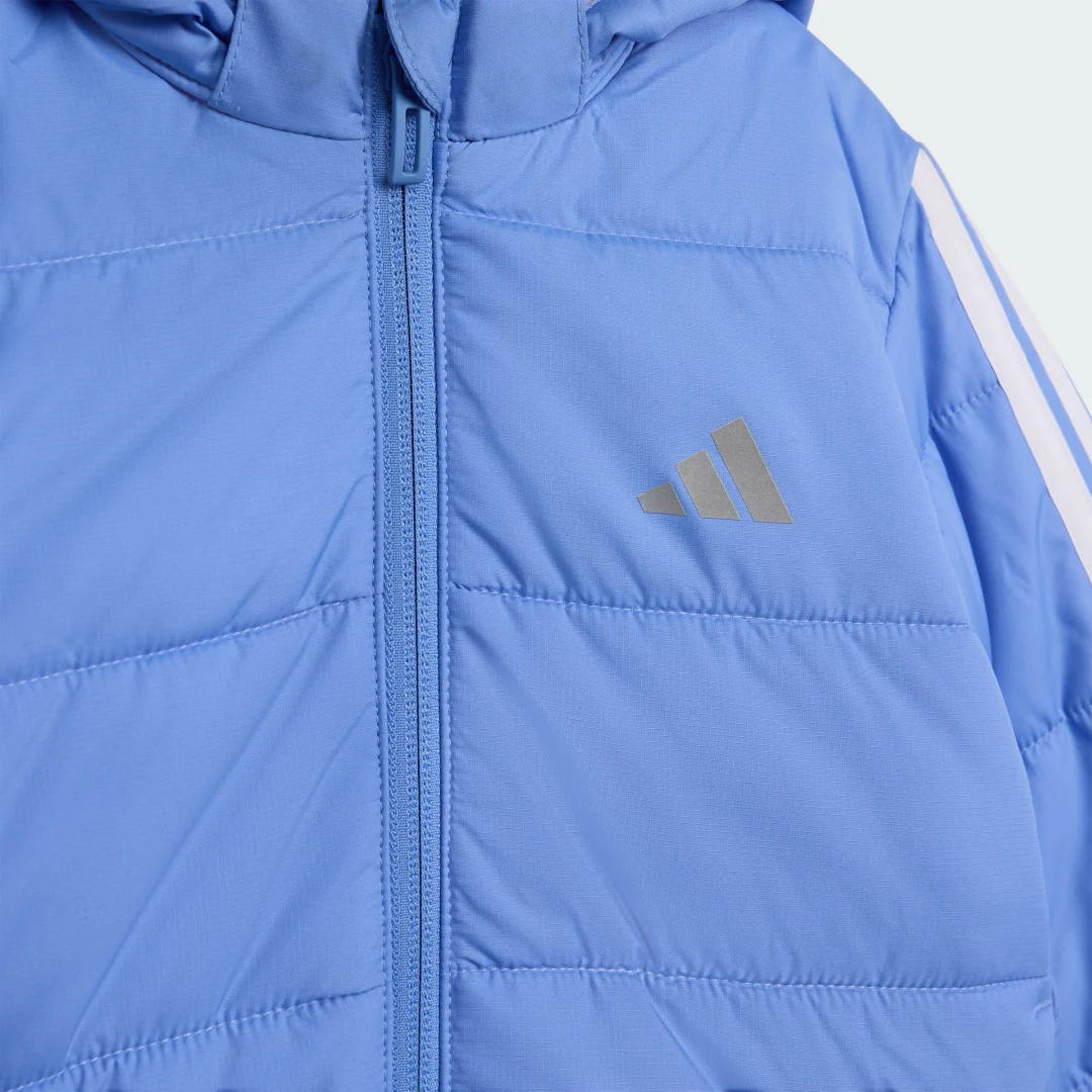 Detalle de Chaqueta acolchada Essentials 3 Stripes de Adidas — estilo y sujección para el día a día