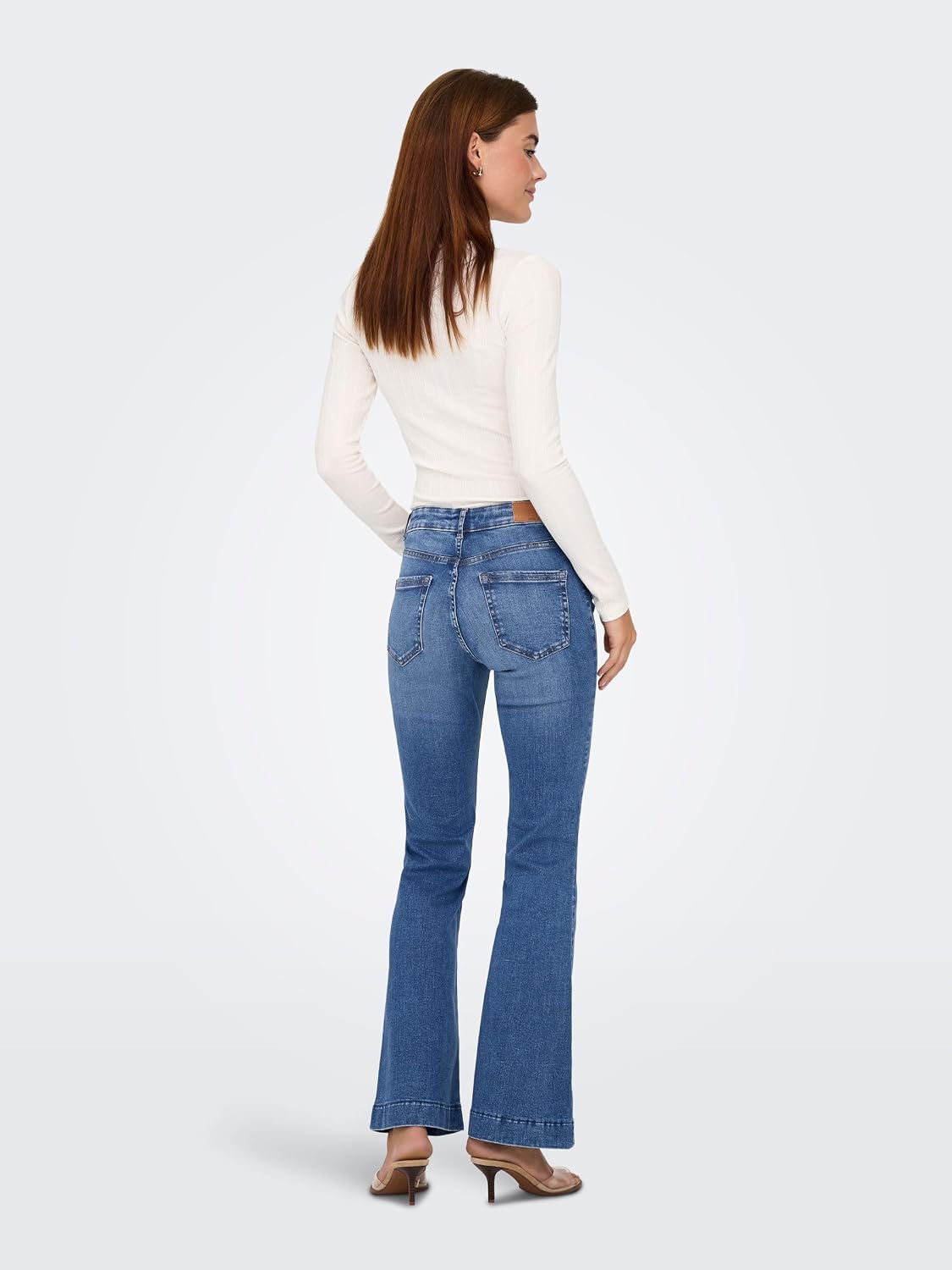 Detalle 2 de ONLY Onlblush Mid Retroflared DNM Dia550 NOOS: jeans svasati da donna dallo stile retro