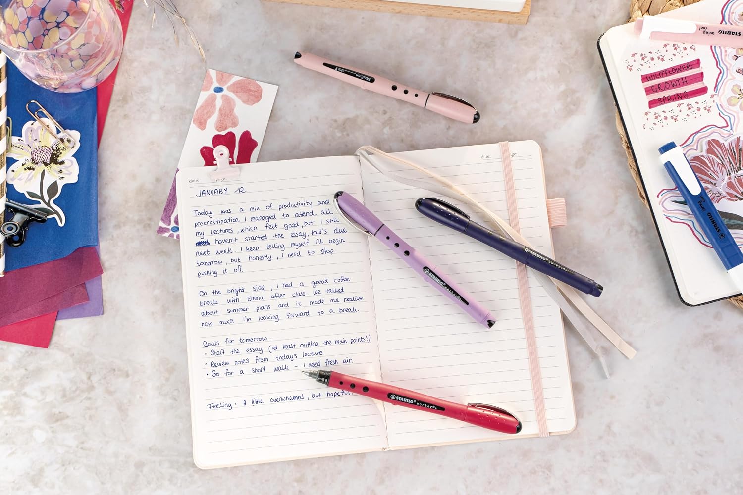Detalle 2 de STABILO worker+ NatureCOLORS Wildflower – Penna roller blu, 4 colori in astuccio