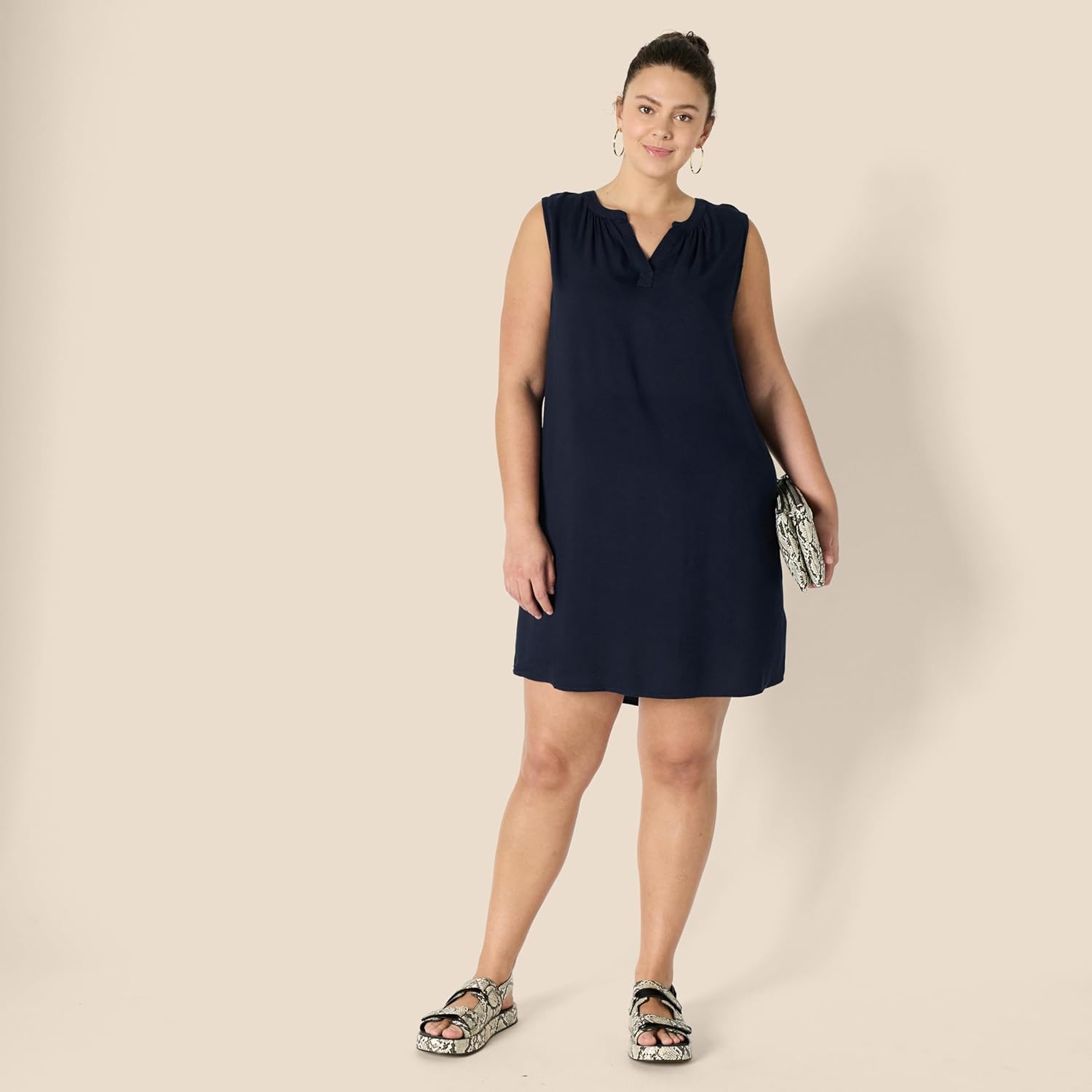 Thumbnail 6 de Amazon Essentials women’s sleeveless casual shift beach dress in viscose twill