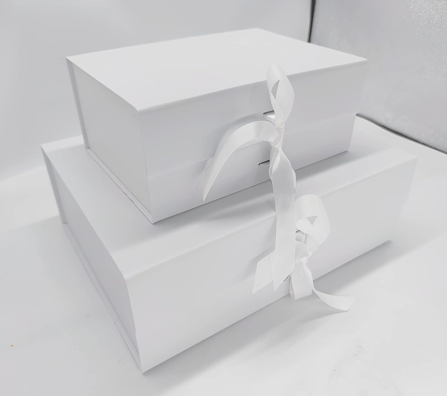 Thumbnail 1 de White Gift Box (33x26x11cm) with Magnetic Lids and Silk Ribbon – Large Present Packaging