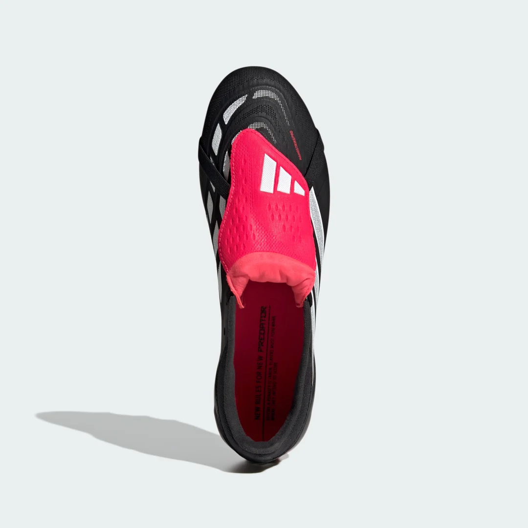 Detalle de Adidas Predator Pro para césped artificial con lengüeta plegable