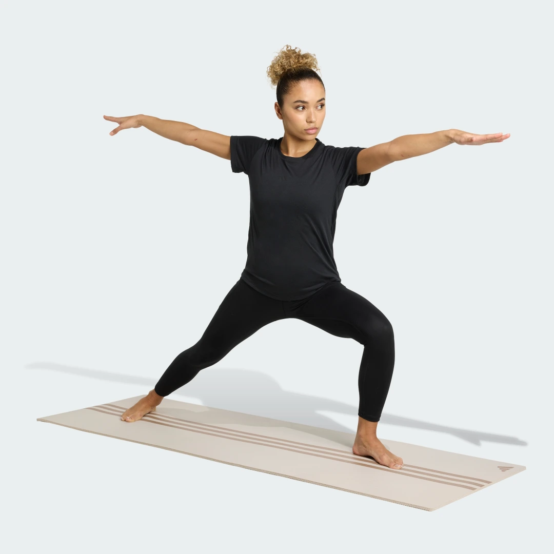 Detalle de Camiseta Yoga Essentials de Adidas (Negro) – guía de compra y uso