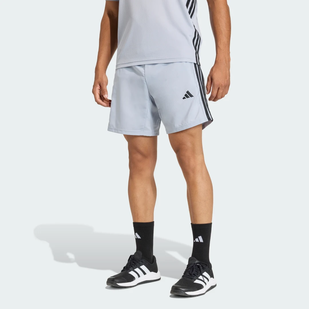Detalle de Pantalón corto técnico de entrenamiento Essentials Base 3 Stripes – Adidas