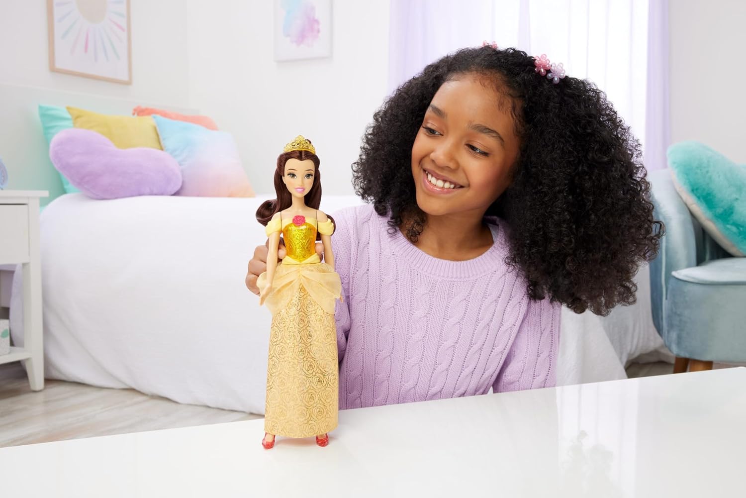 Detalle de Poupée Belle articulée Mattel Princesses Disney HLW11 avec tenue scintillante, diadème et chaussures amovibles