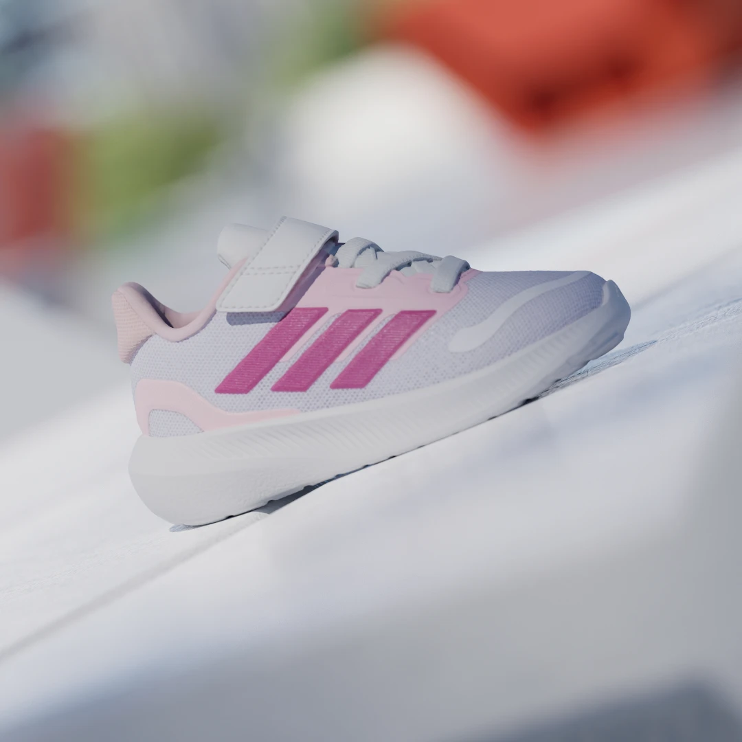 Detalle de Zapatilla Runfalcon 5 Kids de Adidas: comodidad y estilo en blanco para peques