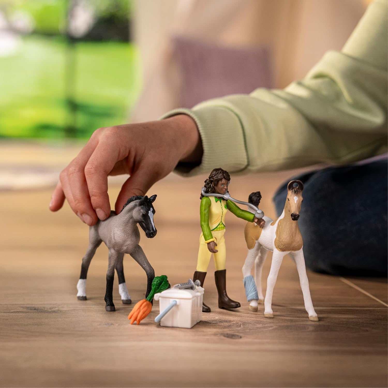 Detalle 2 de Schleich Horse Club Sarah : kit de premiers secours 42777 avec 2 poulains et coffret 8 pièces dès 5 ans