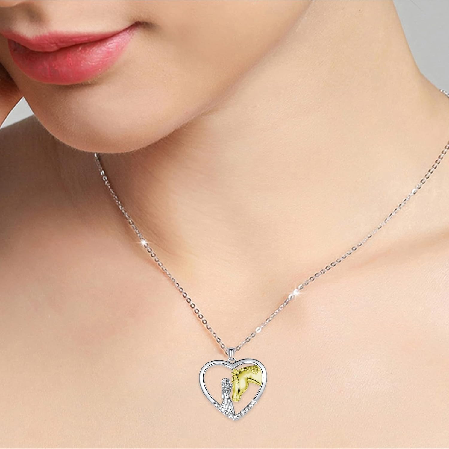 Detalle de USEEDOVIA Pferde-Mädchen Herz Halskette aus 925 Sterling Silber vergoldet in Weißgold-Optik (mit Geschenkbox)