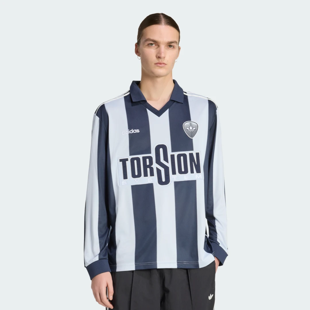 Detalle de Camiseta Britcore Adidas en Azul – uso diario con sello de la casa
