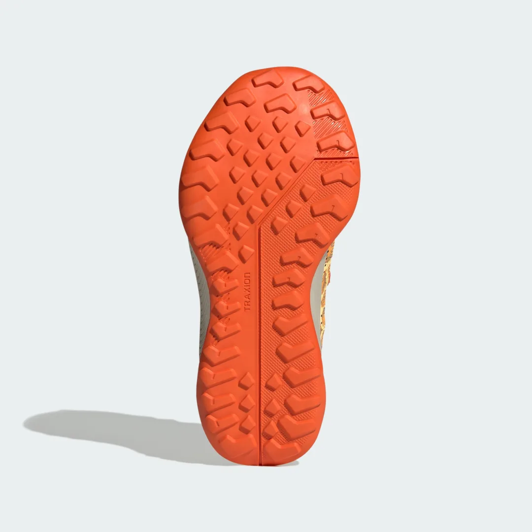 Detalle de Zapatilla Terrex Voyager 21 HEAT.RDY Travel de Adidas — versátil compañera para tus rutas urbanas