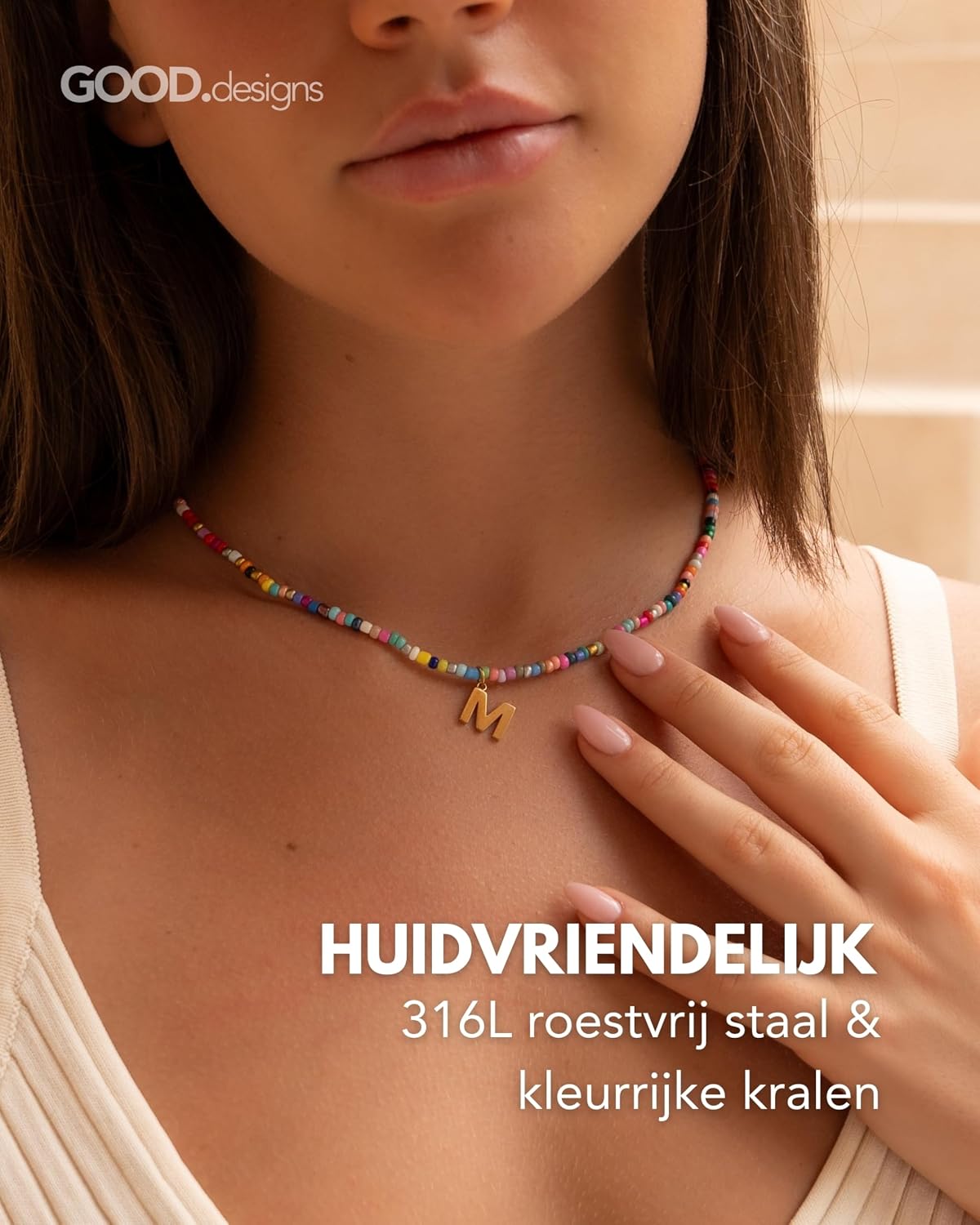 Detalle 2 de GOOD.designs kleurrijke kralenketting met A-Z-initiaalhanger, 18K verguld