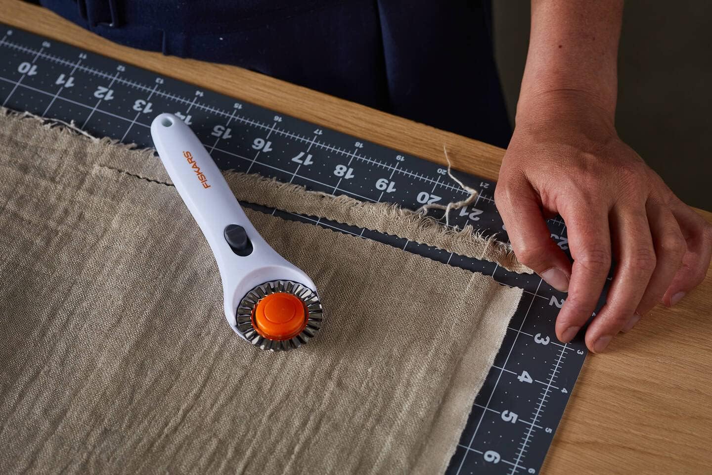 Detalle 2 de Fiskars 1003895 mata do cięcia A2 45 × 60 cm z siatką i oznaczeniami kątów