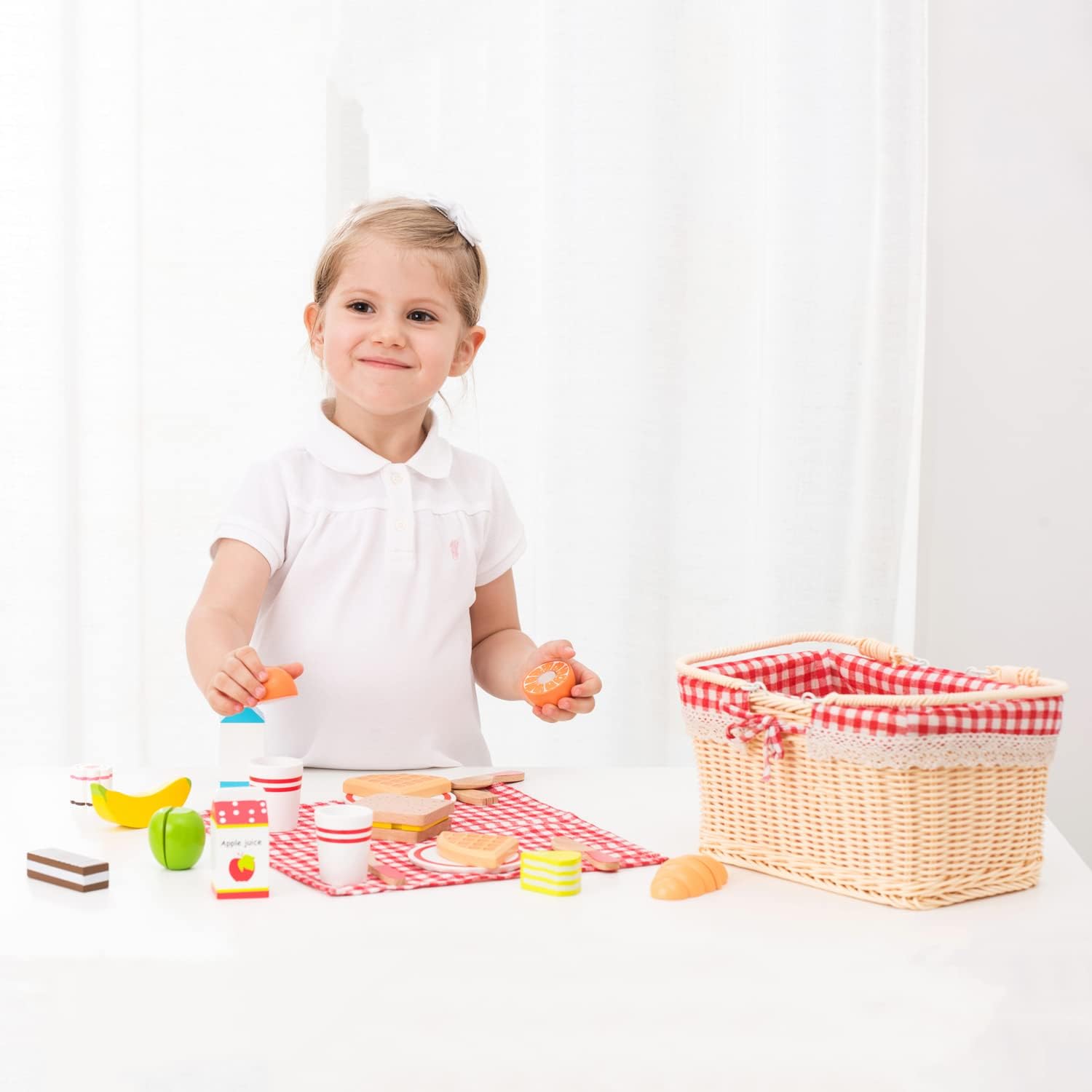 Detalle 2 de New Classic Toys 10590 – drewniany zestaw piknikowy do krojenia, 27 części