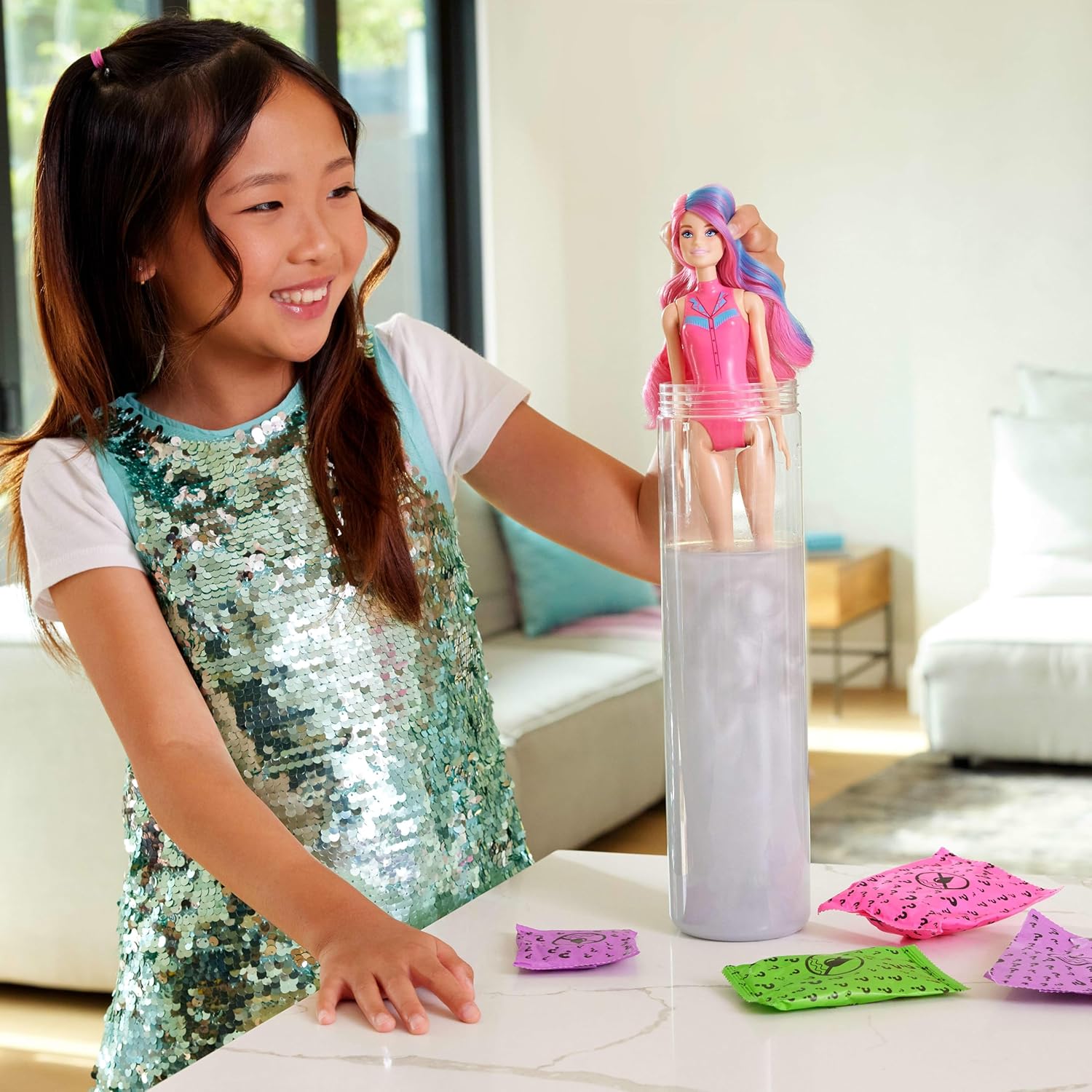 Detalle 2 de Barbie Color Reveal Serie Country Chic — Bambola a sorpresa con rivestimento scintillante e 6 accessori