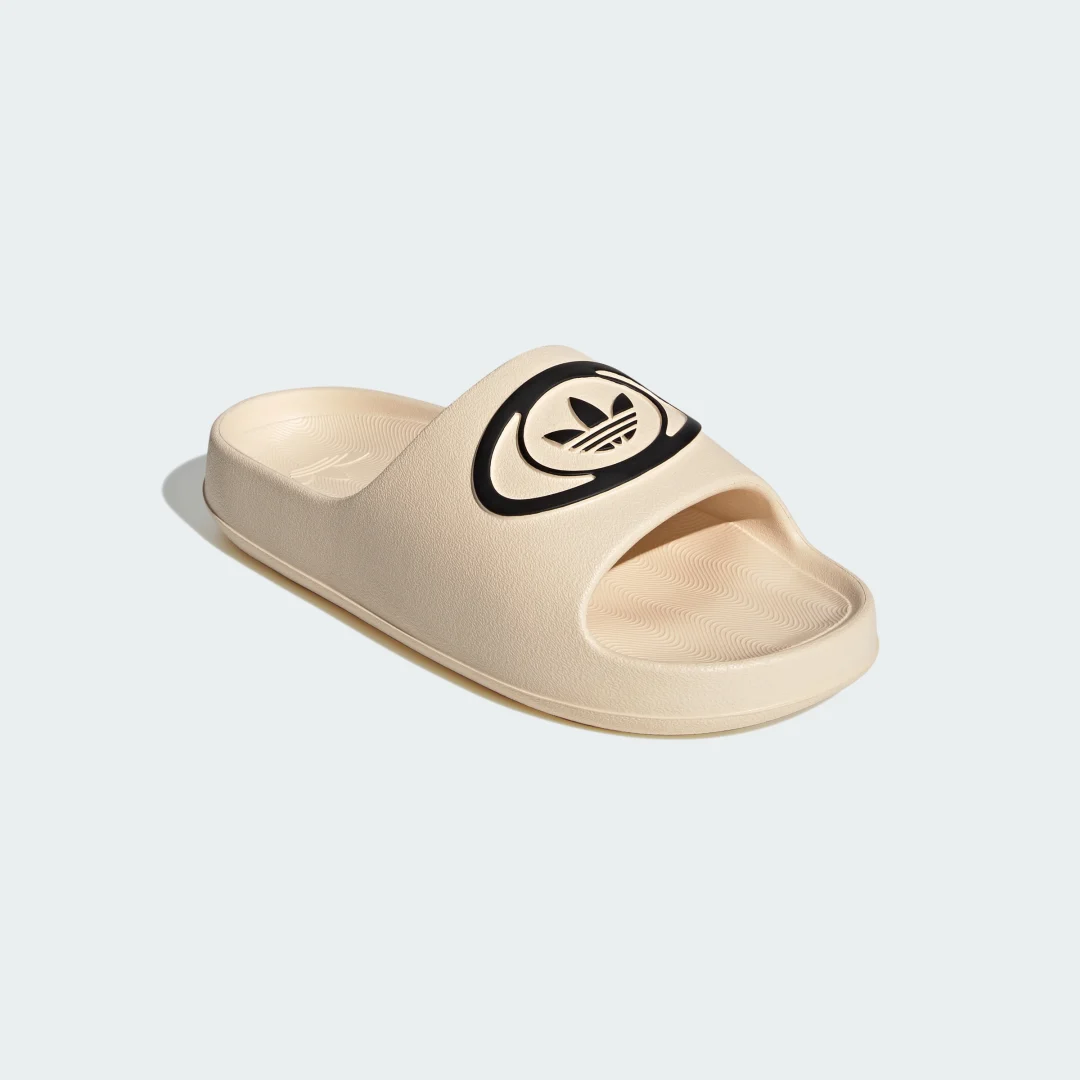 Detalle de ADILETTE 00s SLIDES en beige de Adidas
