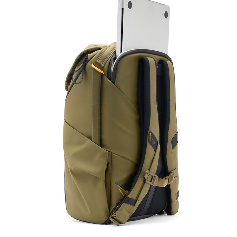 Detalle 2 de Peak Design Everyday Backpack 20L Kelp (Bedb-20-kp-3) — mochila diaria para urbanitas y aventureros