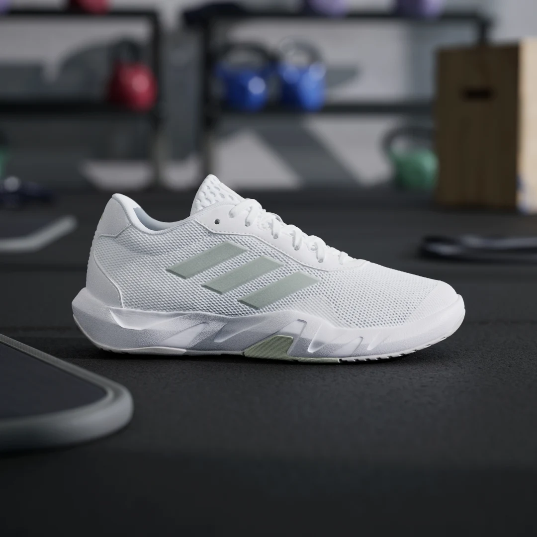 Detalle de Zapatillas de training Amplimove de Adidas — blancas