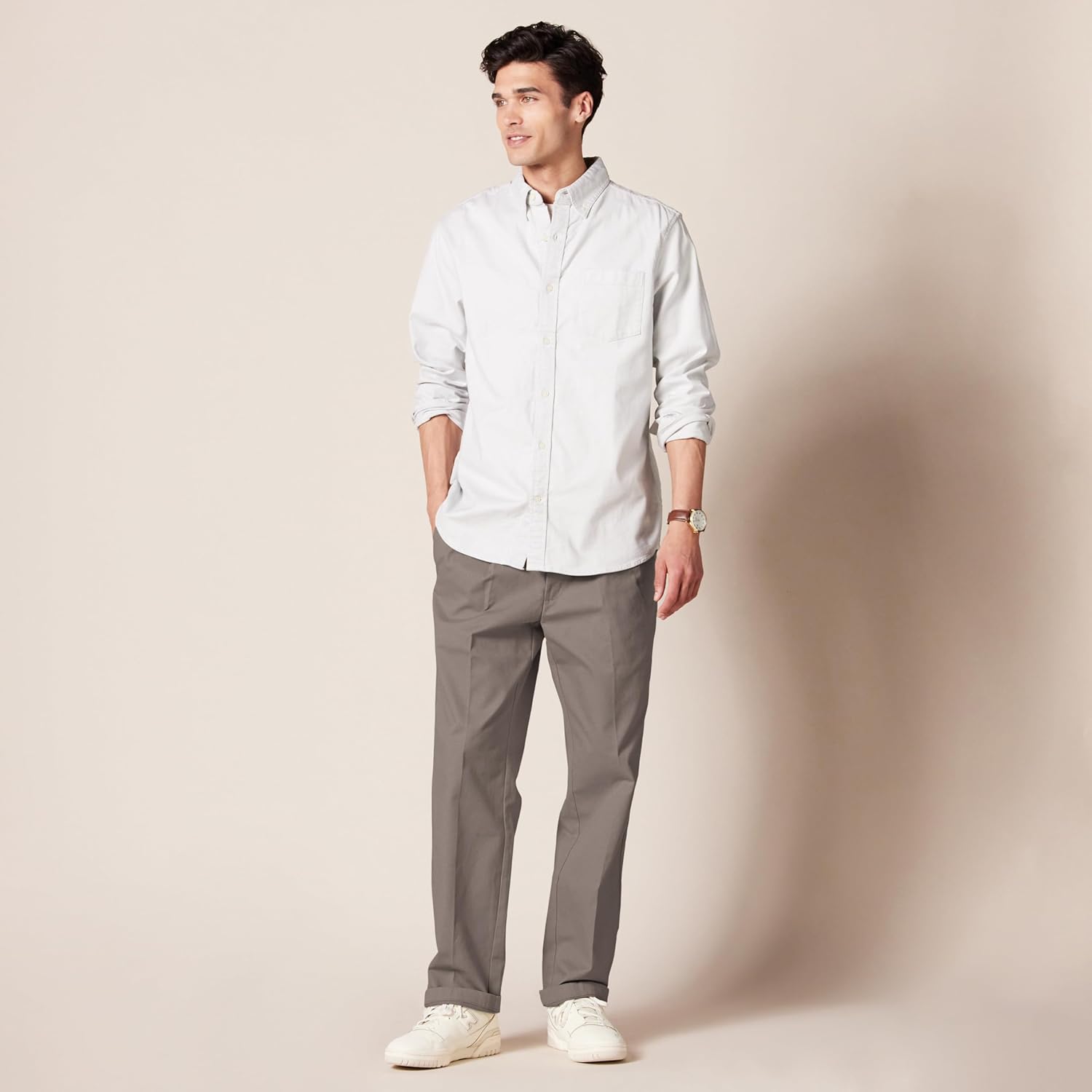 Thumbnail 4 de Amazon Essentials Men's Classic-Fit Wrinkle-Resistant Pleated Chino Trousers (Big & Tall)