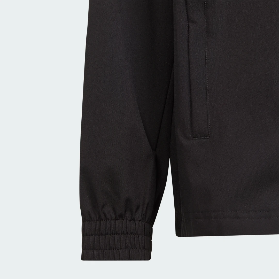 Detalle de Chaqueta Entrada 22 All-Weather de Adidas — versión negra para uso diario