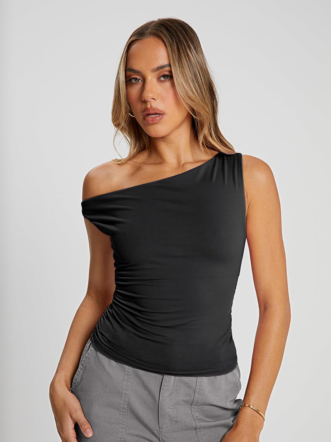 Thumbnail 1 de Trendy Queen Women’s Off The Shoulder Stretch Crop Tank Top (Y2K going-out style)
