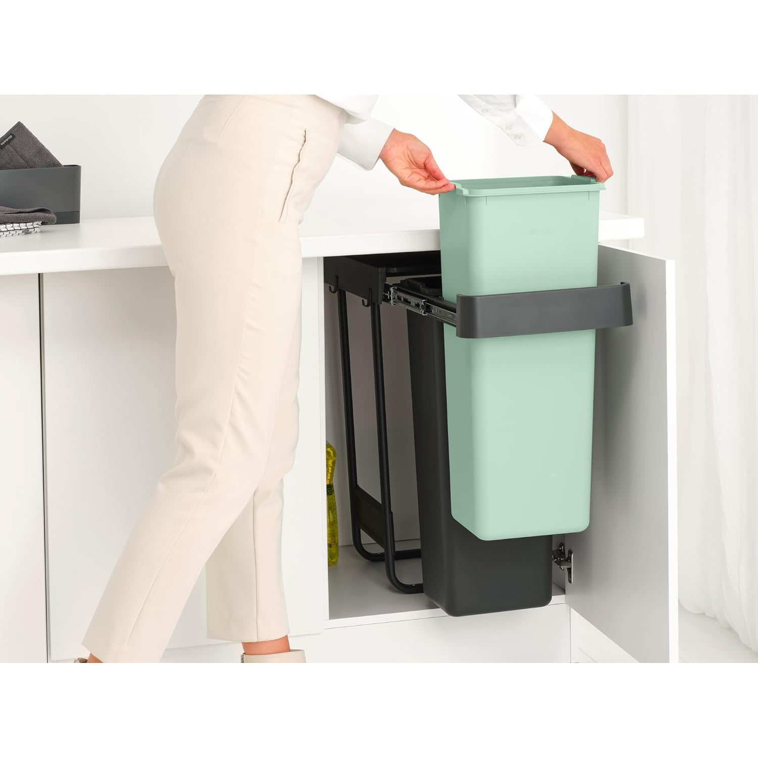 Detalle de Brabantia Sort & Go Pull Out Bin: 2 x 30L Under-Sink Recycling Unit