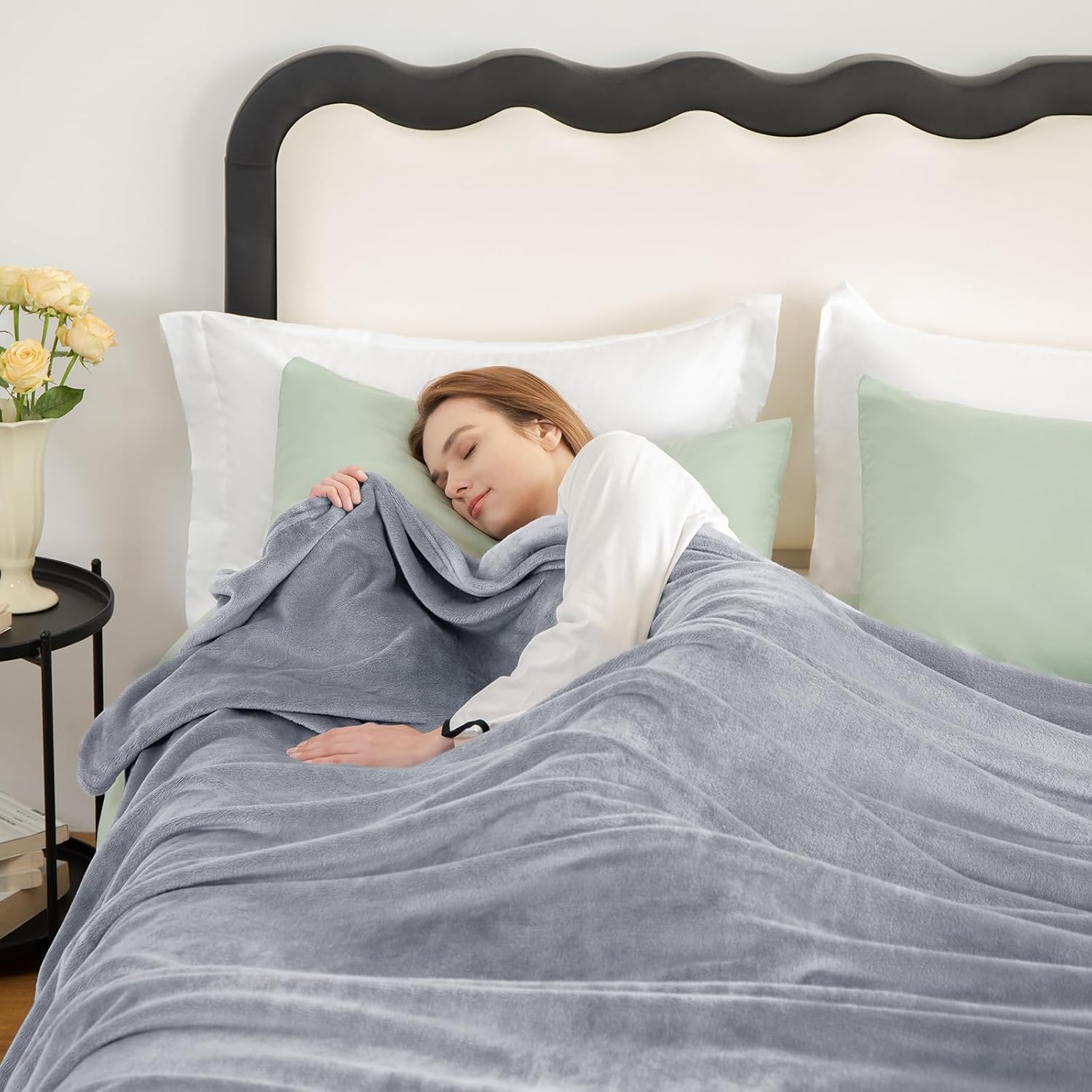 Thumbnail 2 de WAVVE Kuscheldecke „Flauschig“ Hellgrau 220x240 cm – warme Mikrofaser-Fleecedecke für Sofa, Bett & unterwegs