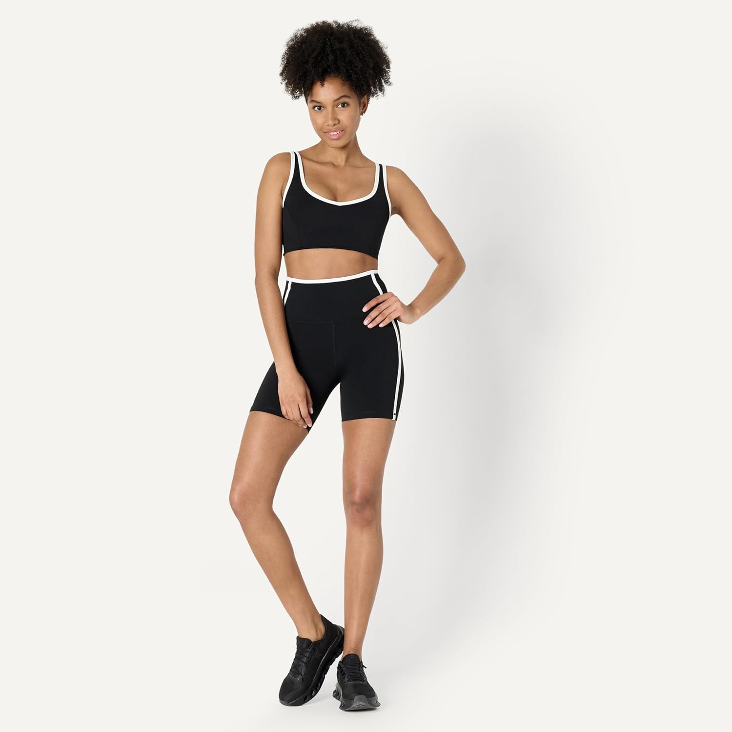 Detalle de Amazon Essentials Women's Active FormFlex Buttery Soft Light Support V-Neck Sports Bra with Contrast Trim