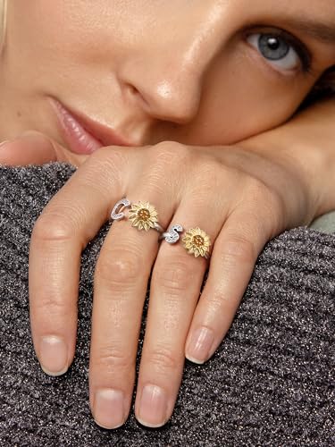 Detalle de Anillo inicial M en plata de ley 925 con flor girasol giratorio y circonita – ChicSilver