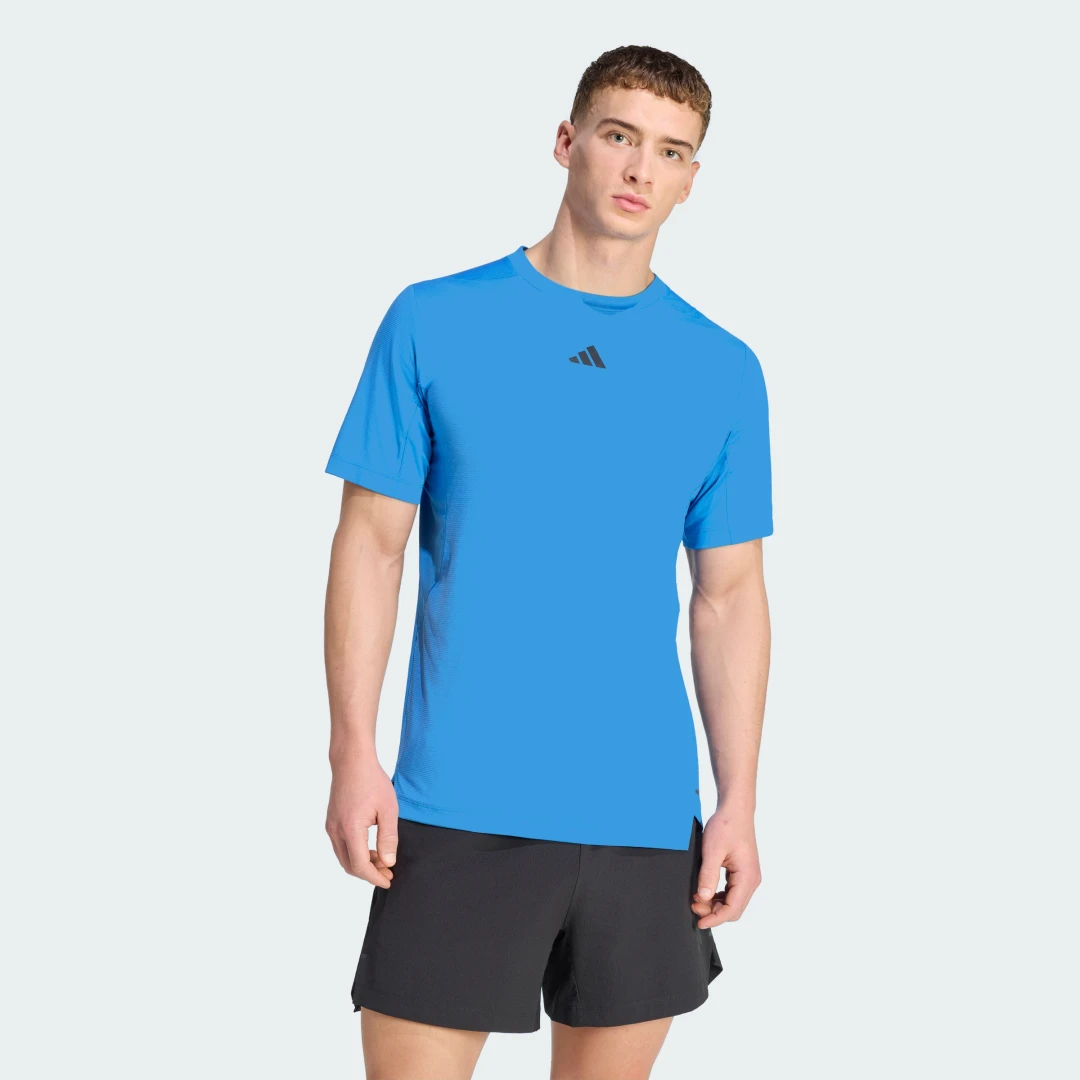 Detalle de Camiseta D4T PrimeLift 3 Stripes de Adidas: comodidad y rendimiento en azul
