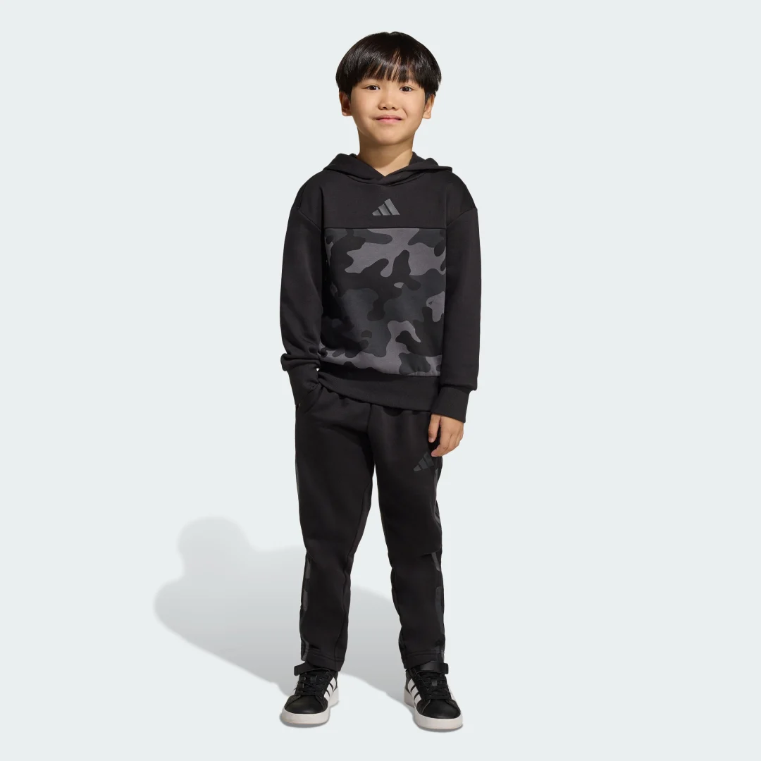 Detalle de Conjunto de chándal de felpa con estampado de camuflaje Seasonal Essentials de Adidas
