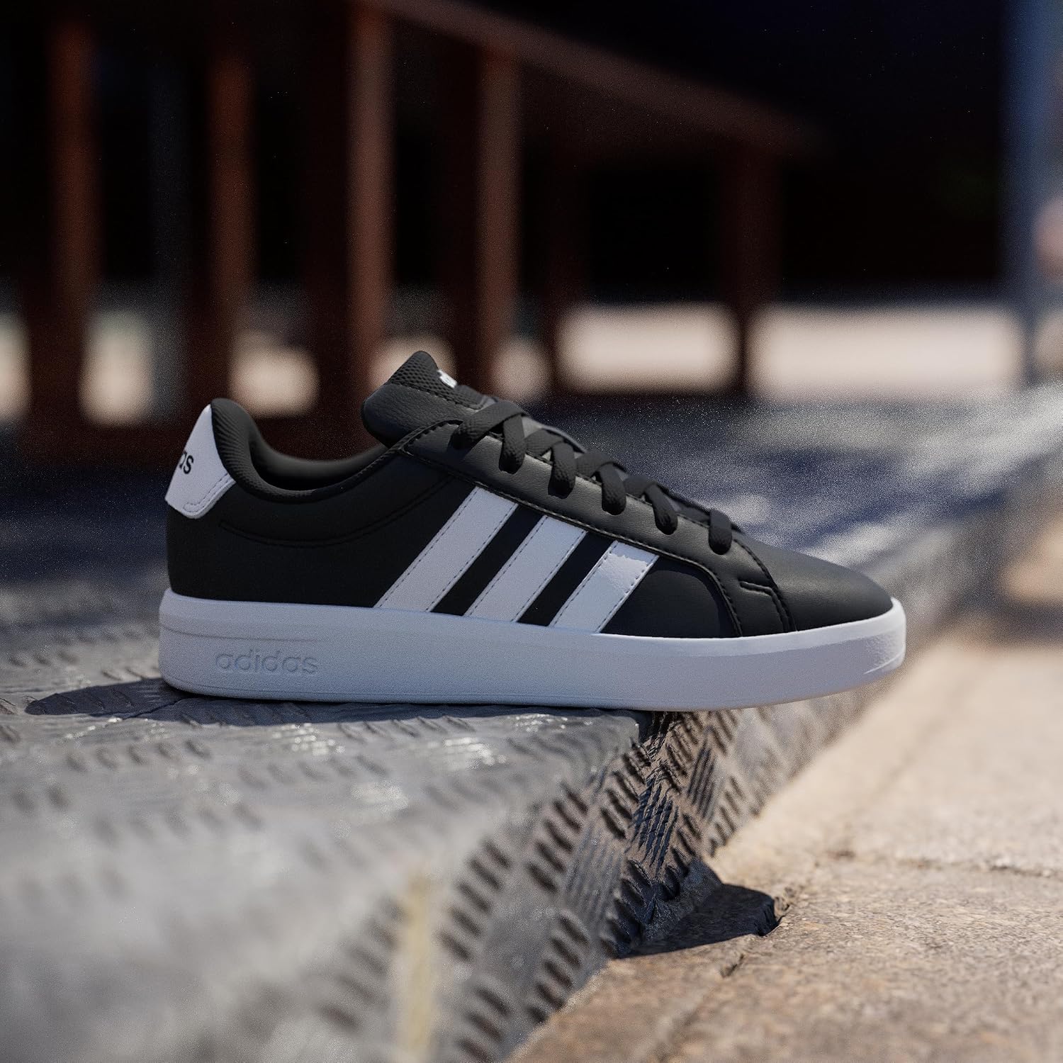 Detalle de adidas Grand Court 3.0 Junior: scarpe nere e bianche per ragazzi