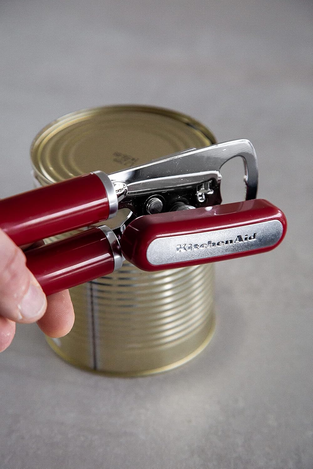 Detalle 2 de KitchenAid KAG199OHERE blikopener met roestvrijstalen snijblad, Empire Red