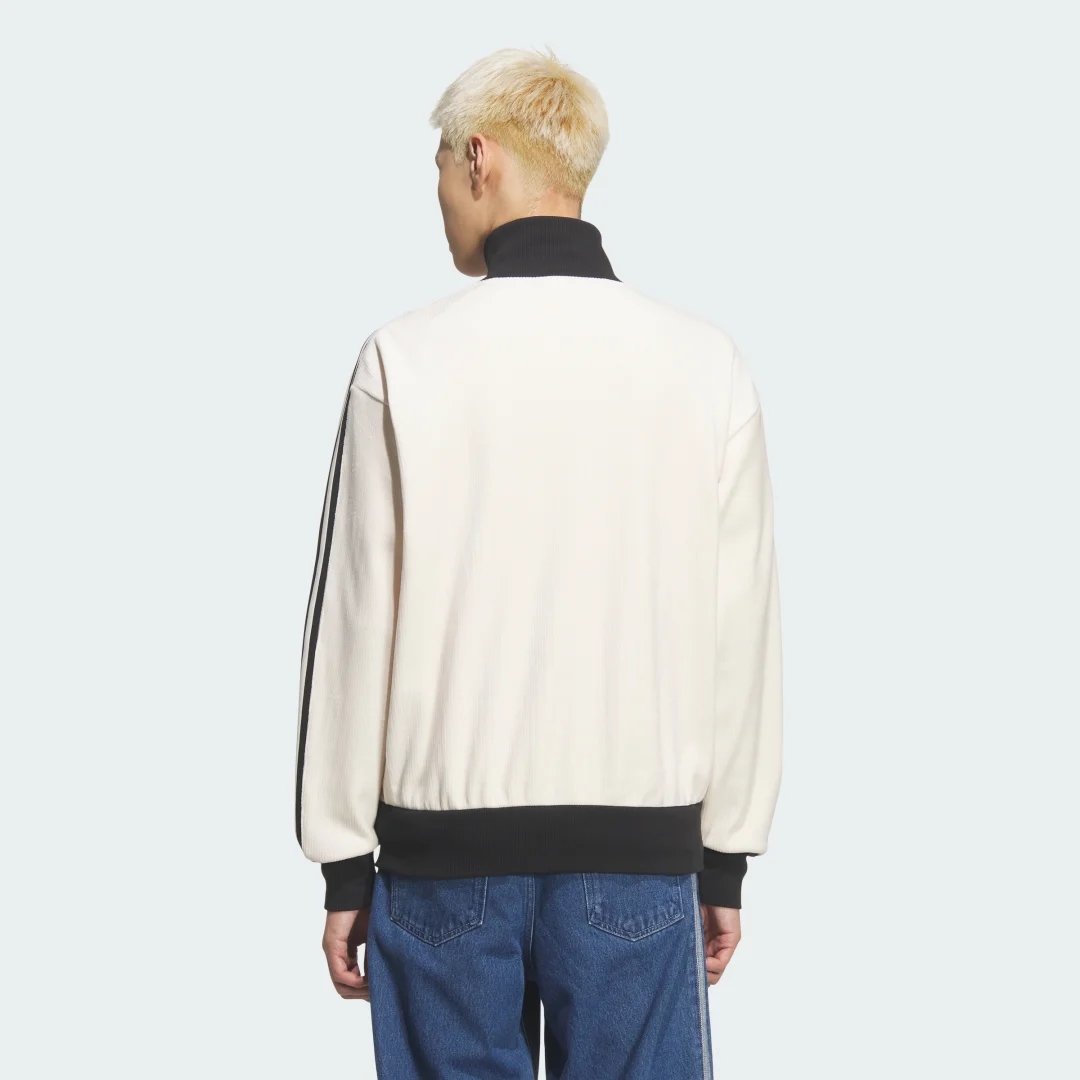 Detalle 2 de VELOUR CLASSIC TRACK TOP de Adidas — camiseta técnica blanca para looks casuales y sporty