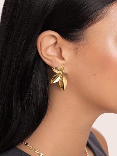 Detalle 2 de SINGULARU Pendientes Camila: florales en acero con baño de oro 18K