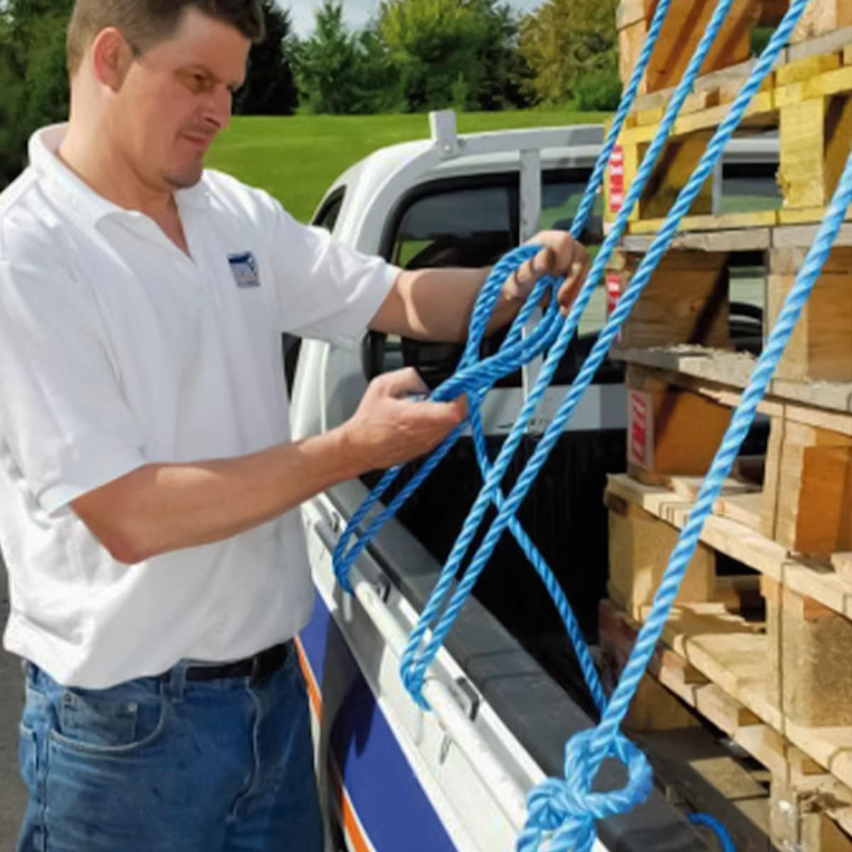 Detalle de Blue 6mm polypropylene rope (30m) with 530kg maximum breaking load – hard-wearing 3-strand split film cord
