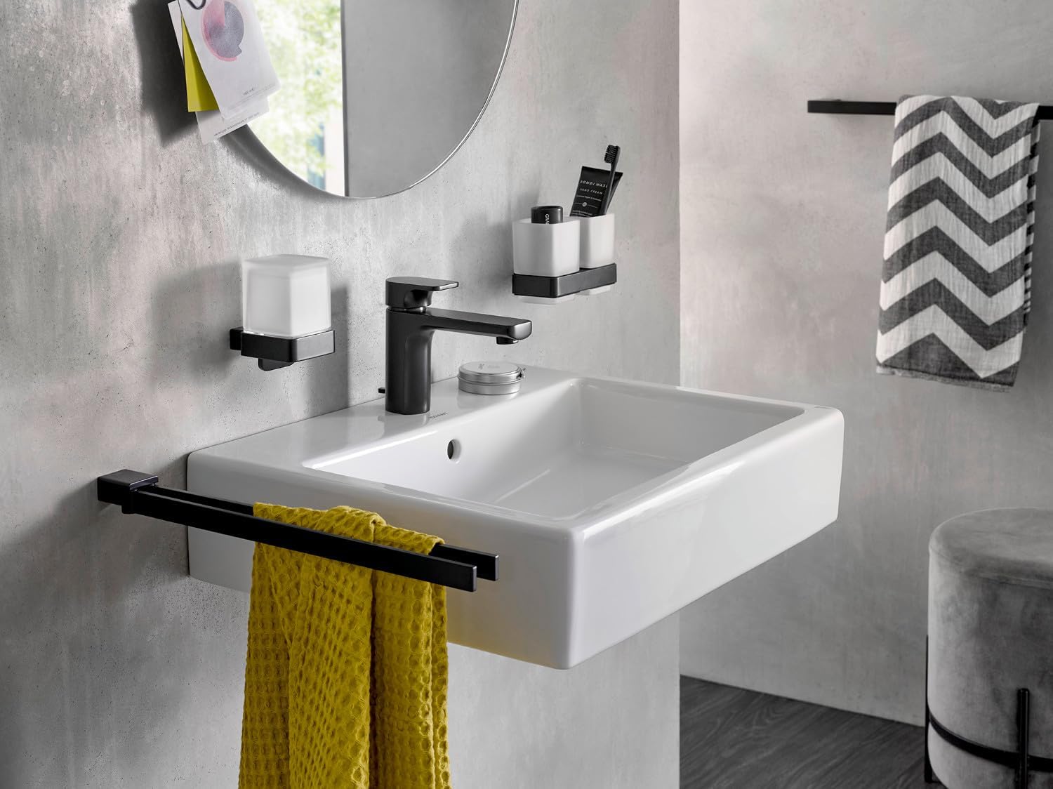 Detalle de Emco Loft 052113303 – ścienny dozownik mydła, czarny mat, szkło kryształowe