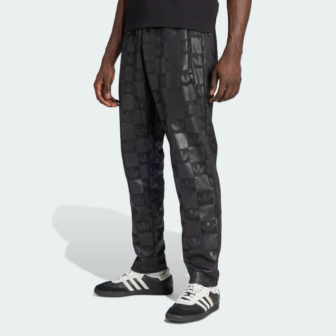 Detalle de Monogram All Over Print Regular Track Pants de Adidas – negro
