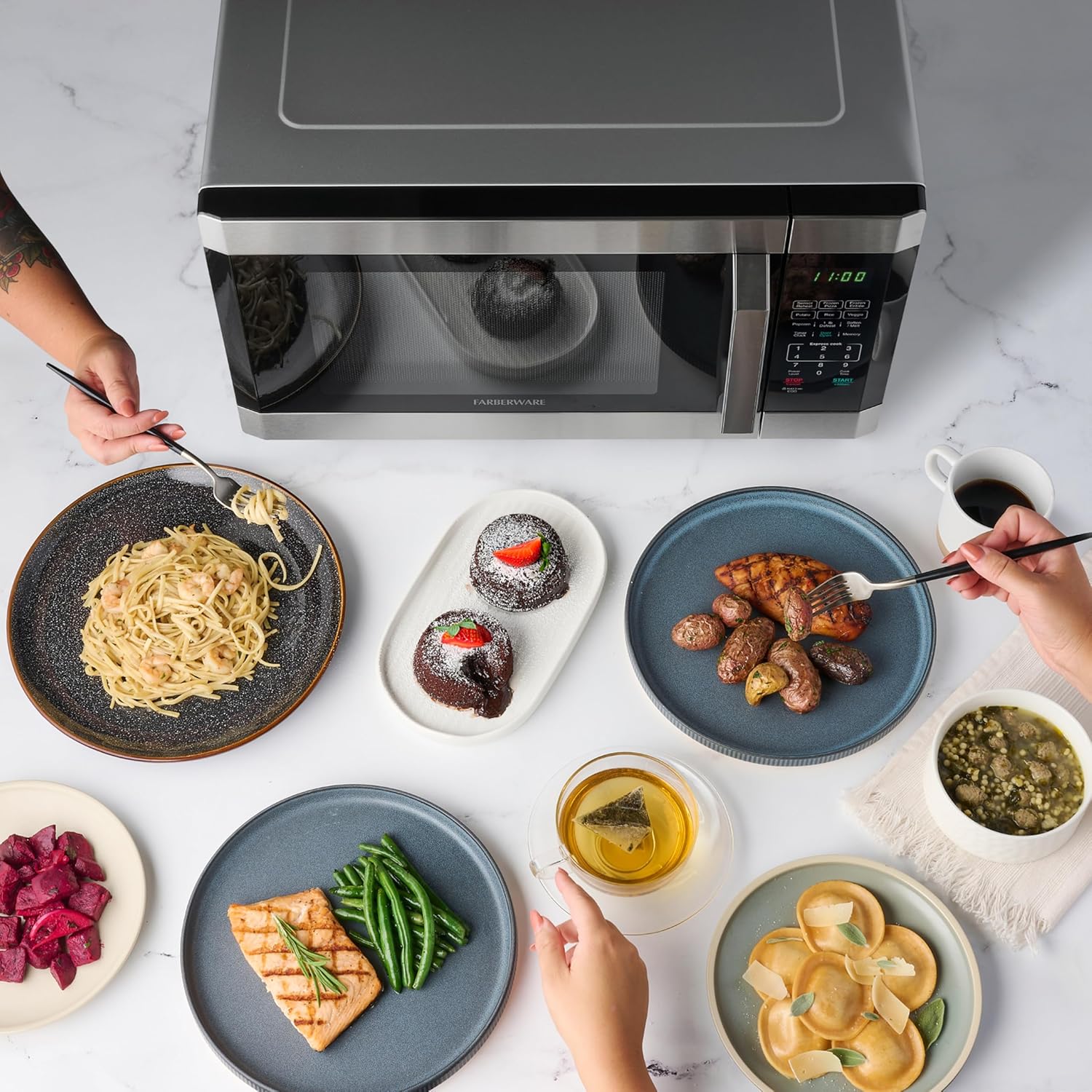 Detalle de Farberware 1.6 Cu. Ft. Countertop Microwave Oven — 1100 Watts, Smart Sensor Auto Cook, Defrost, Easy Clean, Child Safety Lock