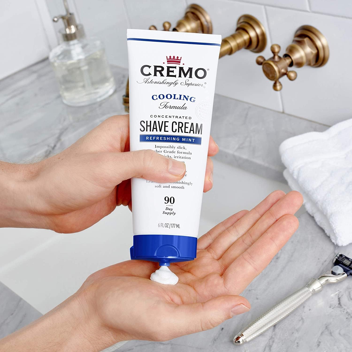 Detalle de CREMO Cooling Concentrated Shave Cream for Men 177ml – Razor Burn Fighter with Macadamia & Menthol