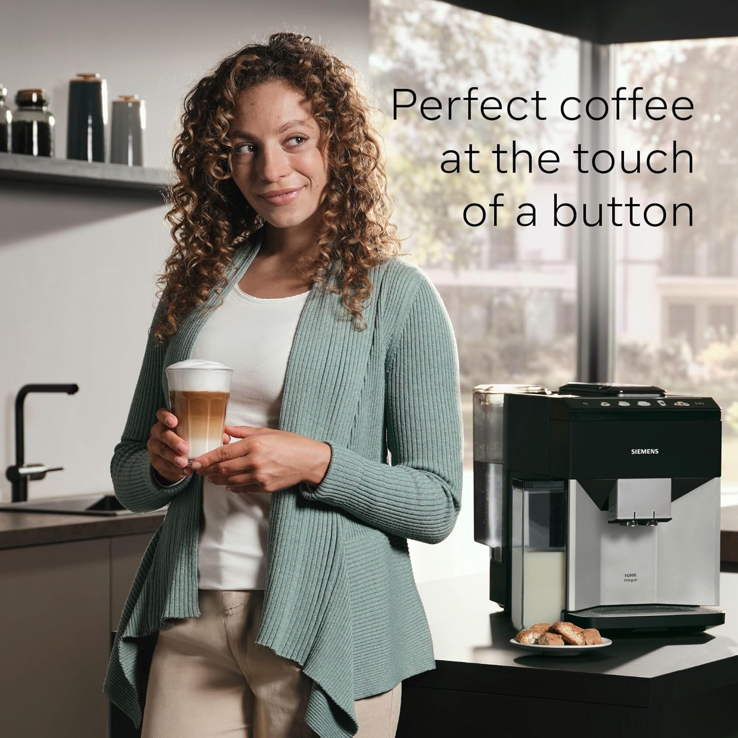 Detalle de Siemens EQ500 TQ513GB1 bean-to-cup coffee machine with coffeeSelect display (silver/piano black)