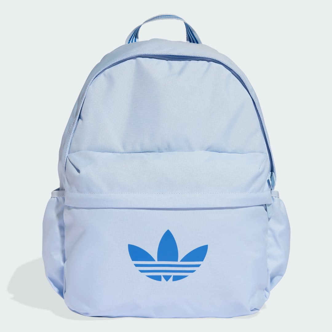 Detalle de Mochila Adicolor Classic de Adidas en azul: estilo y comodidad para el día a día
