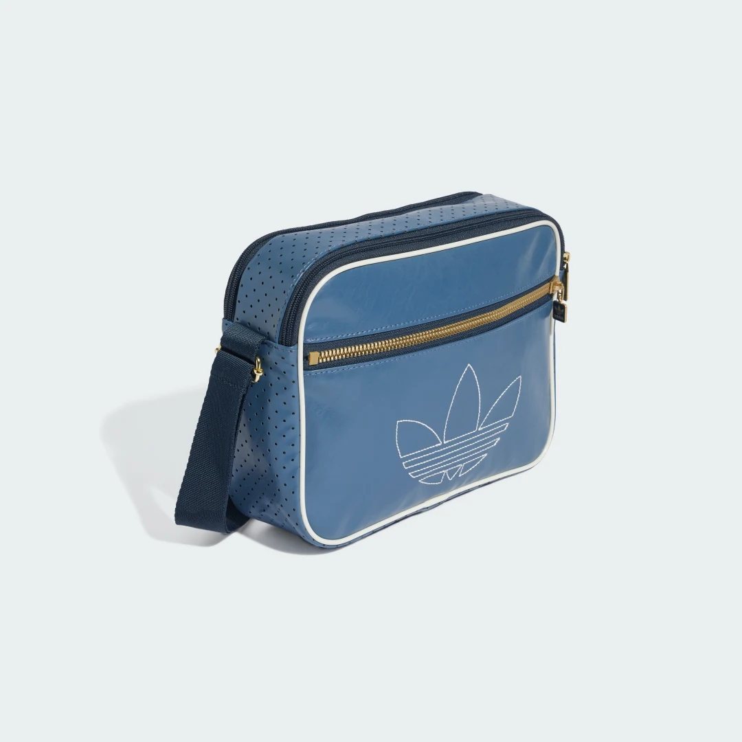 Detalle de adidas Minibolso Airliner en azul: un accesorio compacto para el día a día