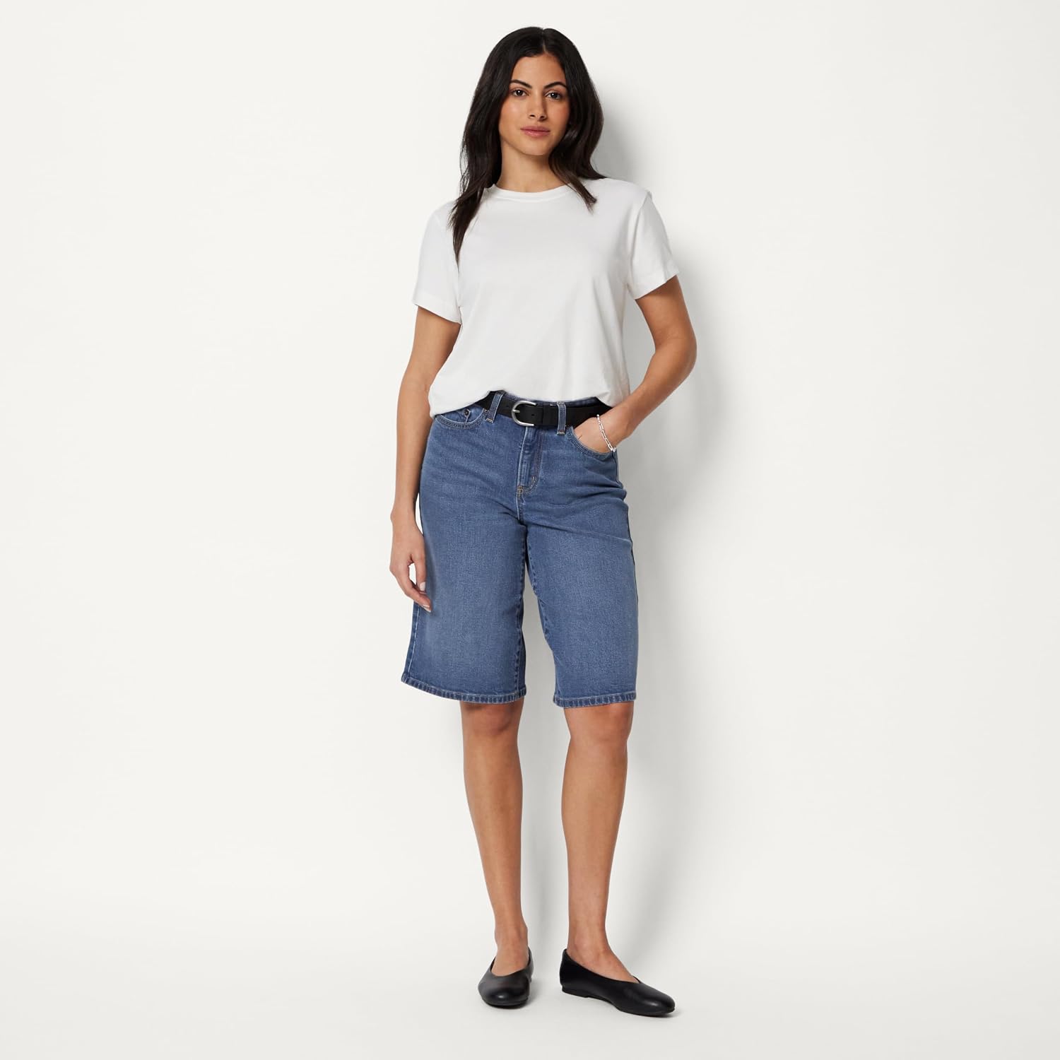Detalle de Amazon Essentials Women's Relaxed-Fit Mid-Rise Denim Bermuda Shorts
