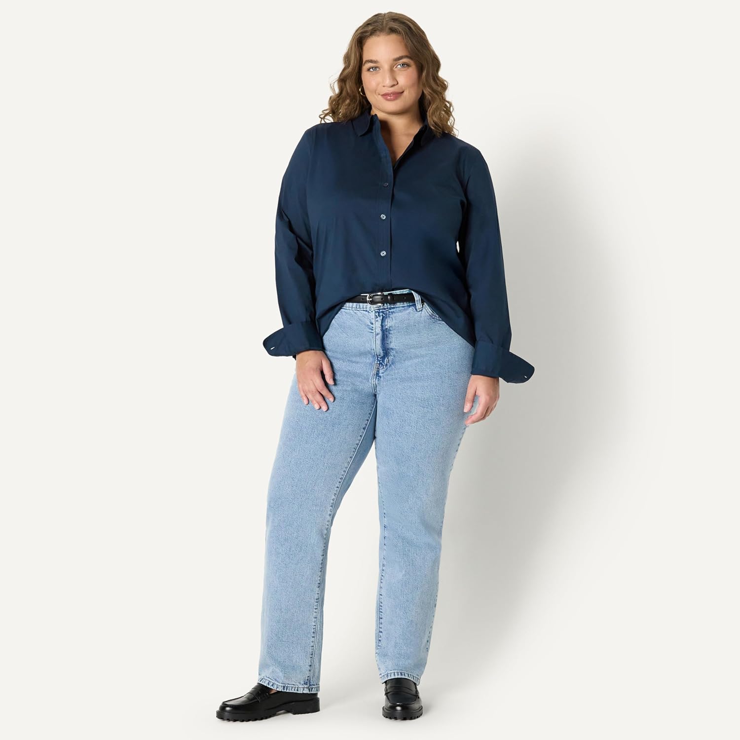 Thumbnail 6 de Amazon Essentials Women’s Regular-Fit Stretch Poplin Button-Up Dress Shirt