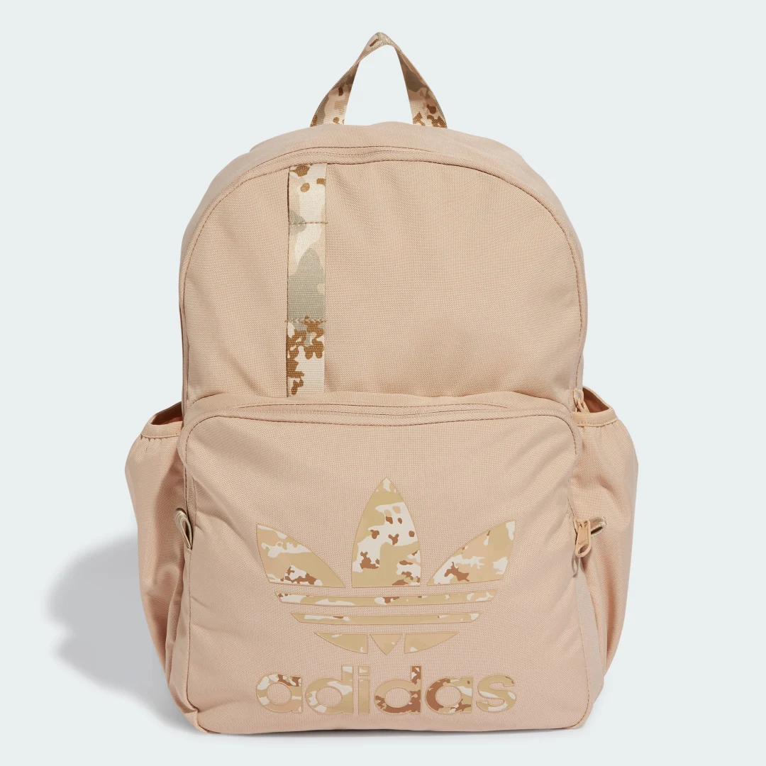 Detalle de Mochila Camo Beige de Adidas: versátil y discreta para el día a día