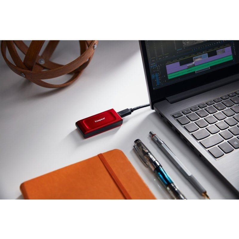 Detalle de Kingston XS1000 2TB USB 3.2 Rojo – disco SSD externo compacto y rápido