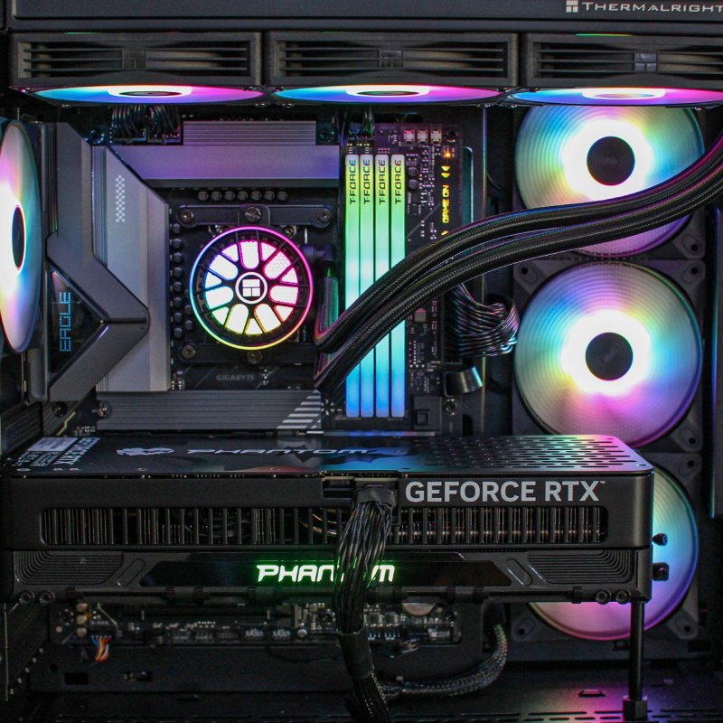 Detalle de PCM Executive Overlord: Ryzen 9 9900x3D, 64 GB RAM y RTX 5080 para gaming y creación