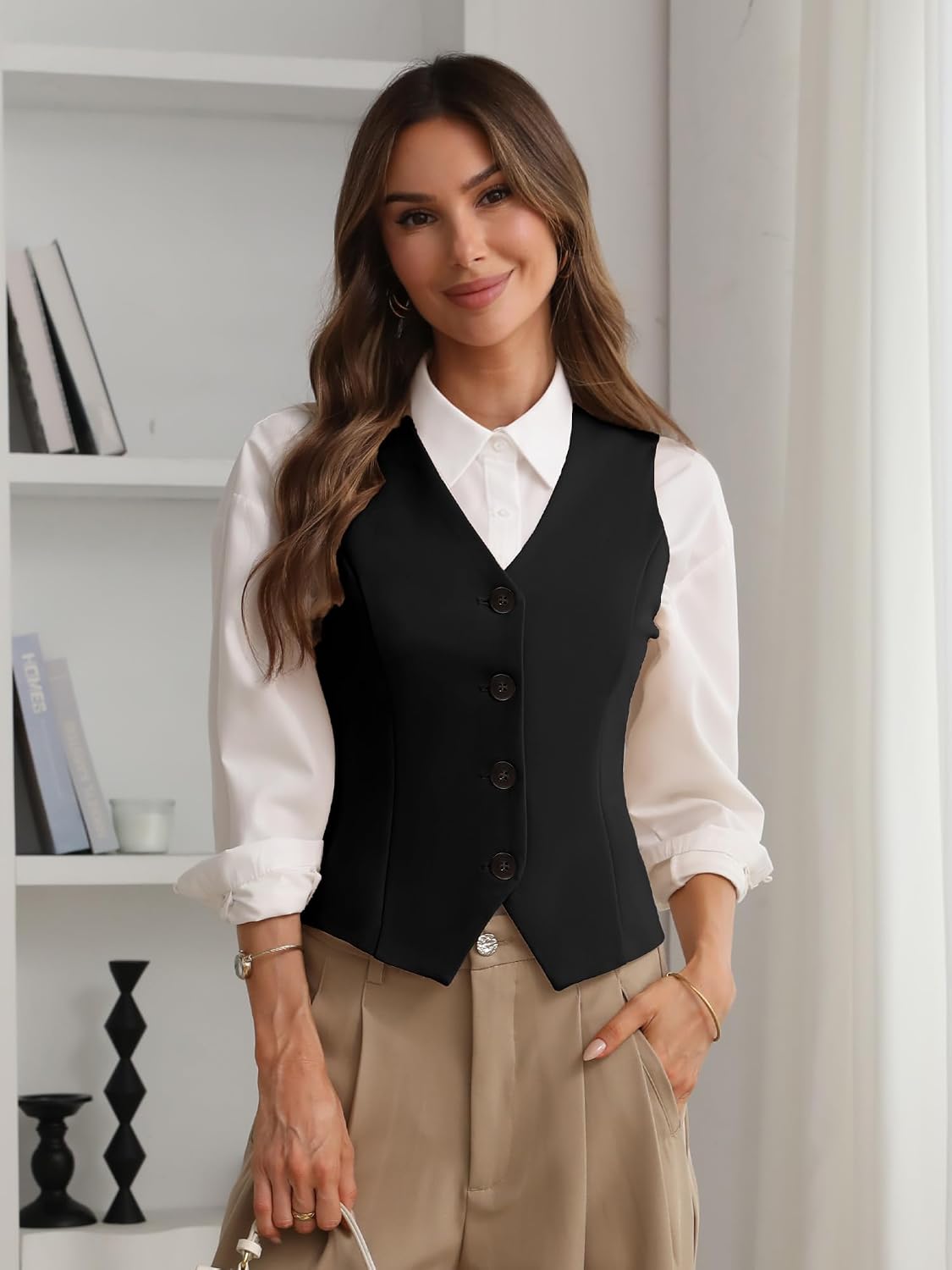 Detalle 2 de ELLEVEN High-Stretch Knit V-Neck Vest Top with Amber-Style Buttons